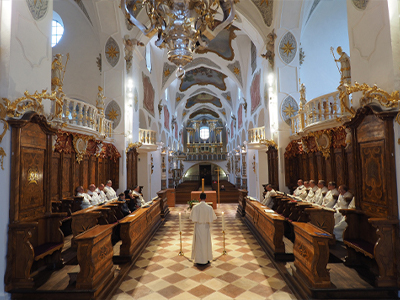 Die Klostergemeinschaft beim Gebet