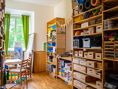 Materialkammerl mit Materialangebot