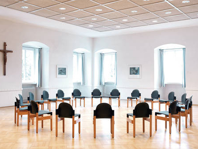 Stuhlkreis im Saal